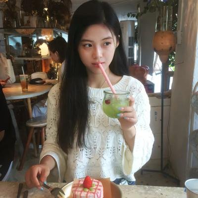 坐推土机的少女
